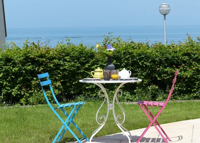 Le Ruban Bleu Face A La B&B 아로만체스레방