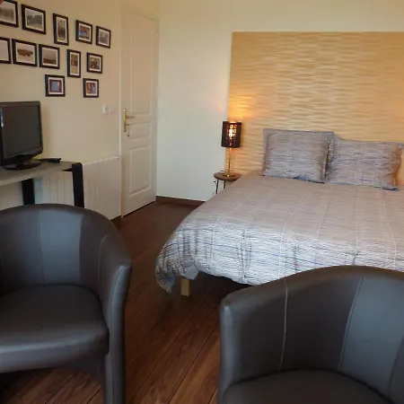 Le Ruban Bleu Face A La Alojamento de Acomodação e Pequeno-almoço 4*