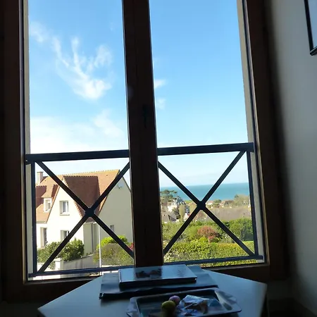 Le Ruban Bleu Face A La Arromanches-les-Bains